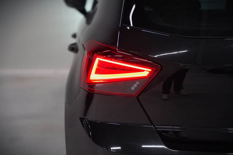 Seat Ibiza 1.5 TSI FR Business Intense Plus | Panoramadak | Stoelverwarming | Apple Carplay | Adaptive Cruise Control | Camera | Navigatie | Ambiance Verlichting | Parkeersensoren | DAB | Digitale Tellers | Dealer Onderhouden