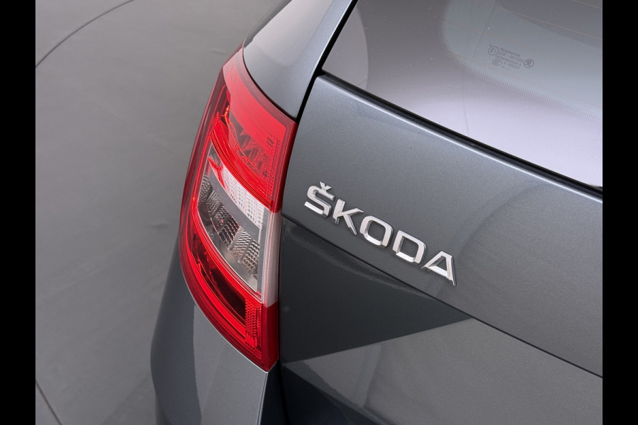 Škoda Octavia Combi 1.5TSI 150PK Automaat Stoelverwarming Apple Carplay Android Auto Navi Ecc Pdc Business Edition Isofix Cruise Control Led Lmv Bluetooth 1e Eigenaar Dealeronderhouden Origineel Nederlandse Auto