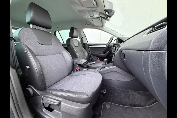 Škoda Octavia Combi 1.5TSI 150PK Automaat Stoelverwarming Apple Carplay Android Auto Navi Ecc Pdc Business Edition Isofix Cruise Control Led Lmv Bluetooth 1e Eigenaar Dealeronderhouden Origineel Nederlandse Auto