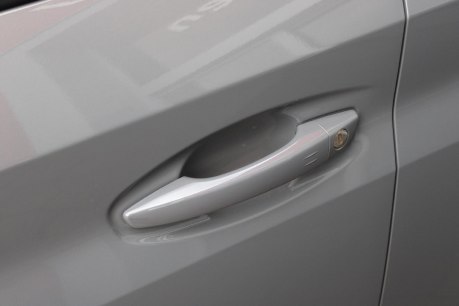 Peugeot 208 1.2 Hybrid 145PK AUTOMAAT GT | CAMERA VOOR + ACHTER | NAVIGATIE | DRAADLOZE APPLE CARPLAY/ANDROID AUTO | FULL LED KOPLAMPEN | LICHTMETALEN VELGEN 17" | DODEHOEK DETECTIE | DRAADLOZE TELEFOONLADER | KEYLESS ENTRY/START | DAB+ RADIO | ADAPTIVE CRUISE CONTROL |