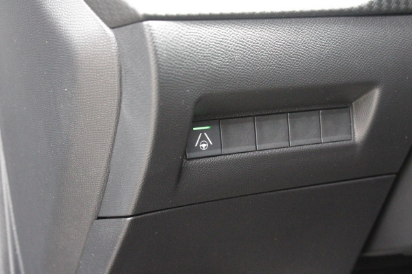 Peugeot 208 1.2 Hybrid 145PK AUTOMAAT GT | CAMERA VOOR + ACHTER | NAVIGATIE | DRAADLOZE APPLE CARPLAY/ANDROID AUTO | FULL LED KOPLAMPEN | LICHTMETALEN VELGEN 17" | DODEHOEK DETECTIE | DRAADLOZE TELEFOONLADER | KEYLESS ENTRY/START | DAB+ RADIO | ADAPTIVE CRUISE CONTROL |