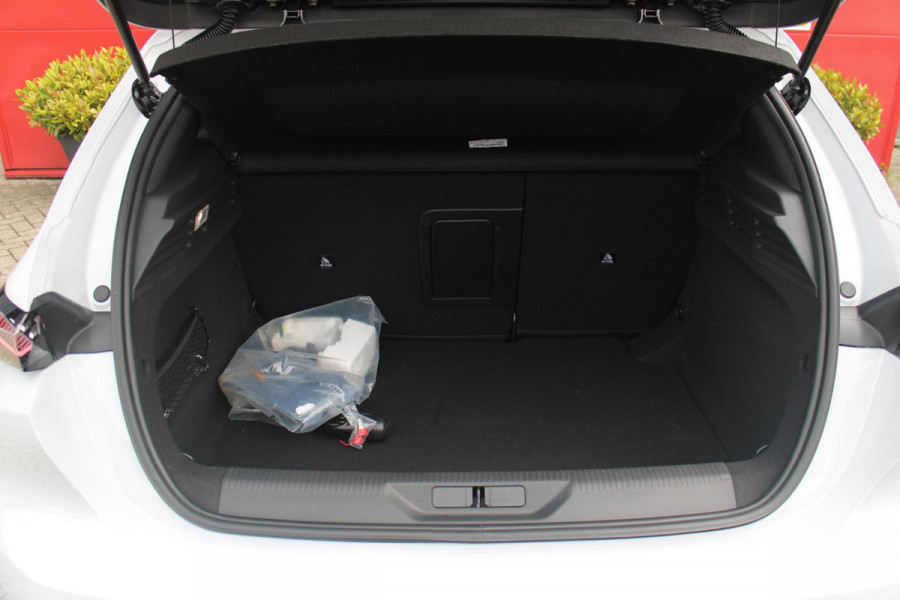 Peugeot 308 1.2 Hybrid 145PK AUTOMAAT GT | PANORAMA SCHUIF/KANTEL DAK | AFNEEMBARE TREKHAAK | NAVIGATIE | SENSATION PACK: FOCAL HIFI SYSTEM (PREMIUM HIFI SYSTEEM MET 10 SPEAKERS)/DRAADLOZE TELEFOONLADER | 360° VISION & DRIVE ASSIST PLUS PACK: ACHTERUITRIJCAMERA 360° VISEOPARK 3 (4 CAMERA'S)/PARKEERHULP VOOR EN ACHTER/ANTI DIEFSTAL ALARM/PEUGEOT i-COCKPIT MET CONFIGUREERBAAR 3D-INSTRUMENTENPANEEL/CLEAN CABIN | ALCANTARA EXECUTIVE PACK: BEKLEDING ALCANTARA/KUNSTLEDER INCL. ELEKTRISCH BEDIENBARE AGR STOEL EN MASSAGE OP BEIDE VOORSTOELEN | 18" LICHTMETALEN VELGEN "PORTLAND" | NAVIGATI