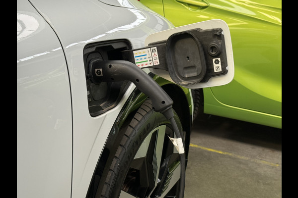 Renault Mégane E-Tech EV40 Boost Charge Techno NAVI-CAMERA-PDC-AIRCO/ECC-TWO TONE-SOH 95,6%