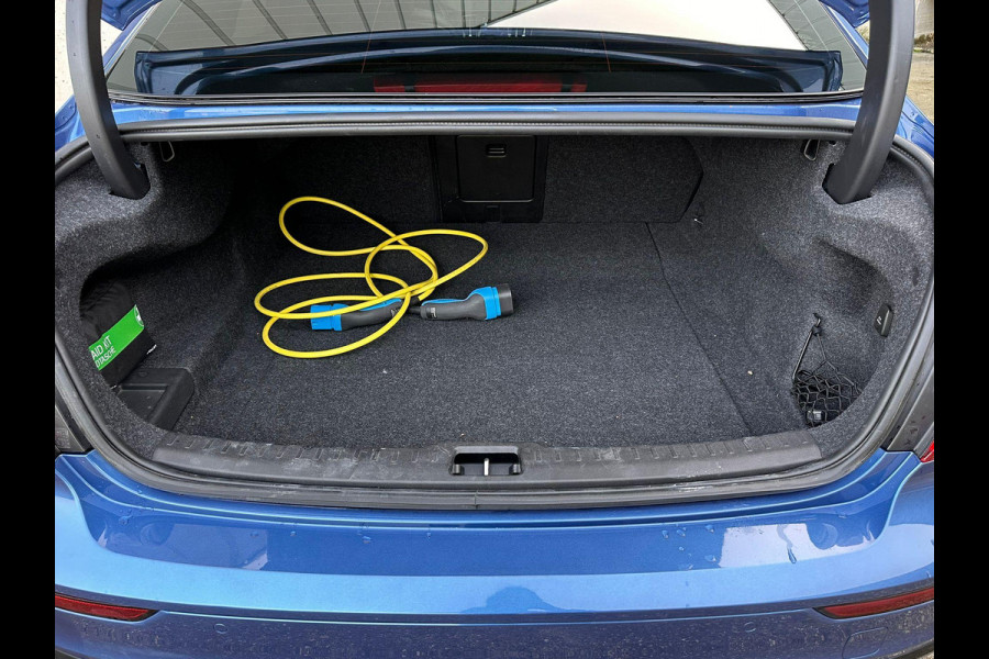 Volvo S60 2.0 Recharge T8 AWD R-Design |  Full Options! | Trekhaak 2000kg | Panorama | Leder | LED |