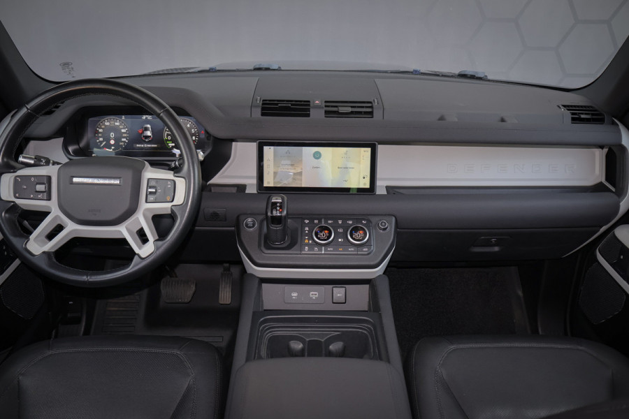 Land Rover Defender 110 P400e | PANORAMADAK | STOELVERWARMING | COLD CLIMATE PACK INCL. VOORRUIT EN STUURWIELVERWARMING | ELEK. TREKHAAK | LED KOPLA