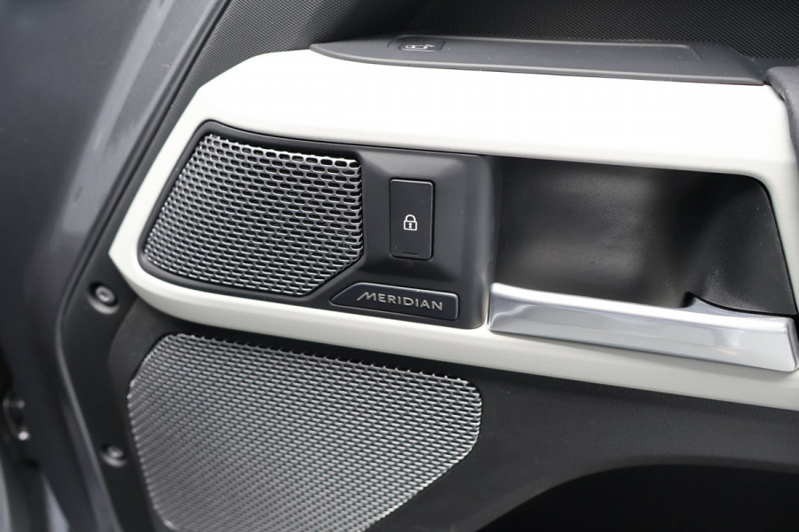 Land Rover Defender 110 P400e | PANORAMADAK | STOELVERWARMING | COLD CLIMATE PACK INCL. VOORRUIT EN STUURWIELVERWARMING | ELEK. TREKHAAK | LED KOPLA