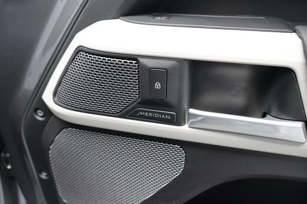 Land Rover Defender 110 P400e | PANORAMADAK | STOELVERWARMING | COLD CLIMATE PACK INCL. VOORRUIT EN STUURWIELVERWARMING | ELEK. TREKHAAK | LED KOPLA