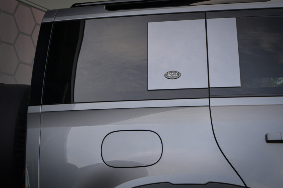Land Rover Defender 110 P400e | PANORAMADAK | STOELVERWARMING | COLD CLIMATE PACK INCL. VOORRUIT EN STUURWIELVERWARMING | ELEK. TREKHAAK | LED KOPLA