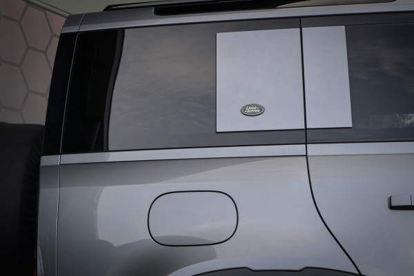 Land Rover Defender 110 P400e | PANORAMADAK | STOELVERWARMING | COLD CLIMATE PACK INCL. VOORRUIT EN STUURWIELVERWARMING | ELEK. TREKHAAK | LED KOPLA