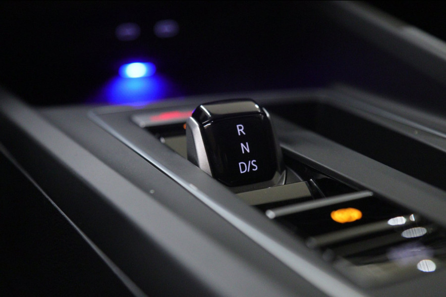 Volkswagen Golf 1.4 eHybrid GTE / HEADUP/PANO/IQLIGHT/CAM/CARPLAY/VOL