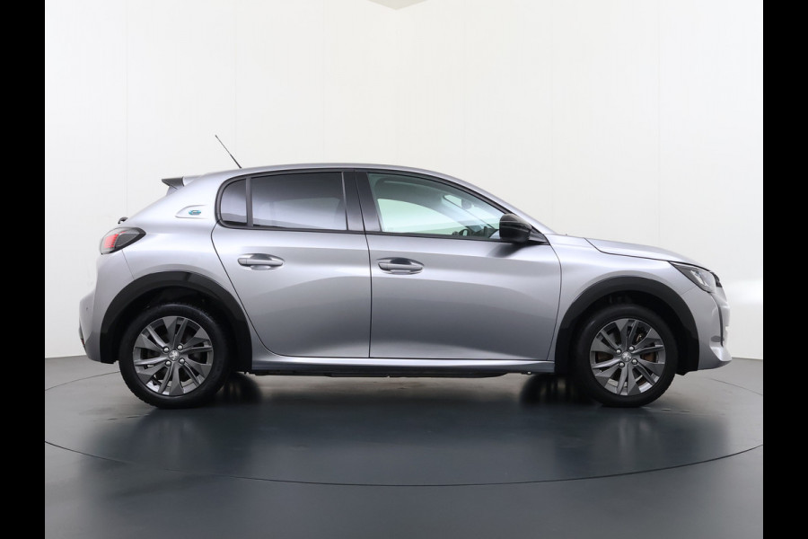 Peugeot e-208 EV 5Drs Allure Pack 50kWh SOH 90% 360°Camera Stoelverwarming 3D-Navi Ecc Pdc Apple Carplay Android Auto Keyless Cruise Control Regen-Lichtsensor Privacy Glas Lmv Led Lane Assist Isofix DAB Bluetooth
