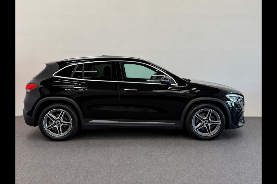 Mercedes-Benz GLA 200 AMG Line Business Solution Automaat Panoramadak Camera Navigatie Stoelverwarming Ambient Lighting Carbon Interior Pack Keyles Entry