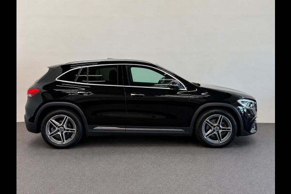 Mercedes-Benz GLA 200 AMG Line Business Solution Automaat Panoramadak Camera Navigatie Stoelverwarming Ambient Lighting Carbon Interior Pack Keyles Entry
