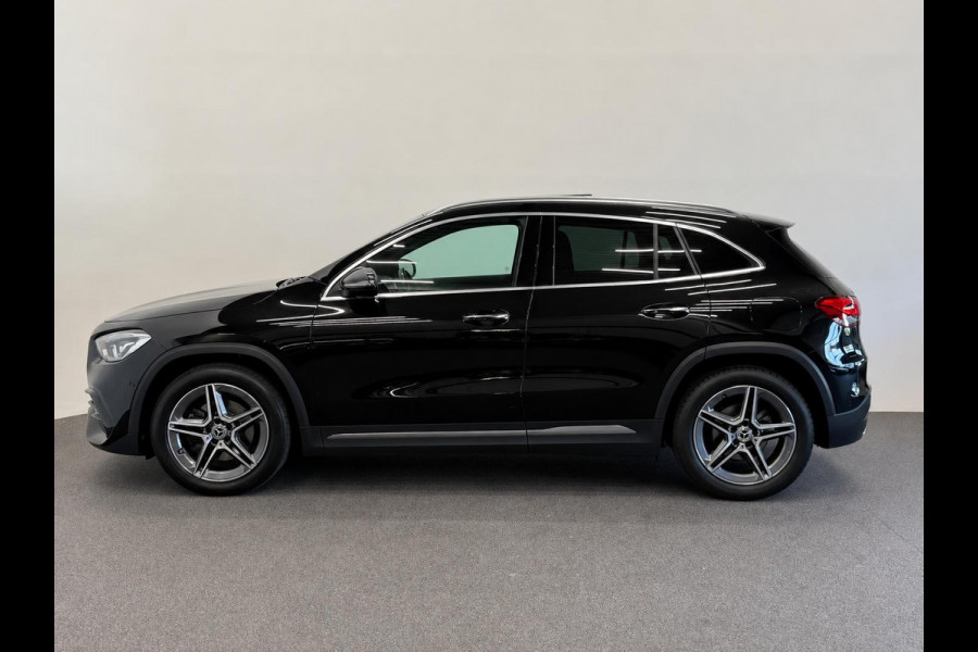 Mercedes-Benz GLA 200 AMG Line Business Solution Automaat Panoramadak Camera Navigatie Stoelverwarming Ambient Lighting Carbon Interior Pack Keyles Entry