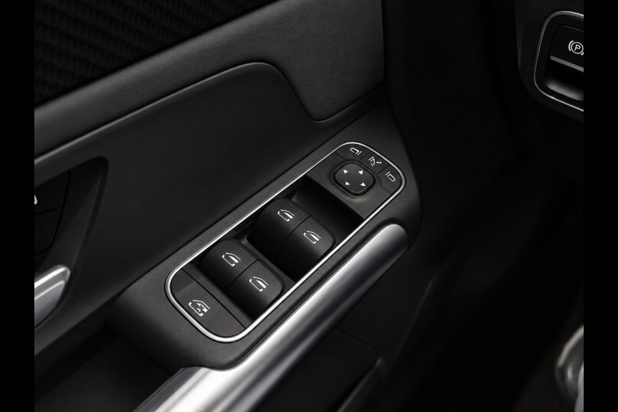 Mercedes-Benz GLA 200 AMG Line Business Solution Automaat Panoramadak Camera Navigatie Stoelverwarming Ambient Lighting Carbon Interior Pack Keyles Entry