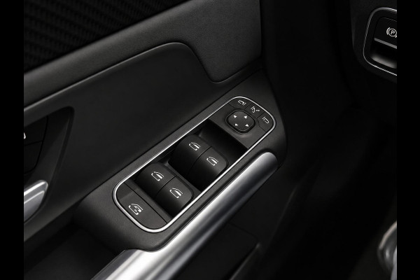 Mercedes-Benz GLA 200 AMG Line Business Solution Automaat Panoramadak Camera Navigatie Stoelverwarming Ambient Lighting Carbon Interior Pack Keyles Entry