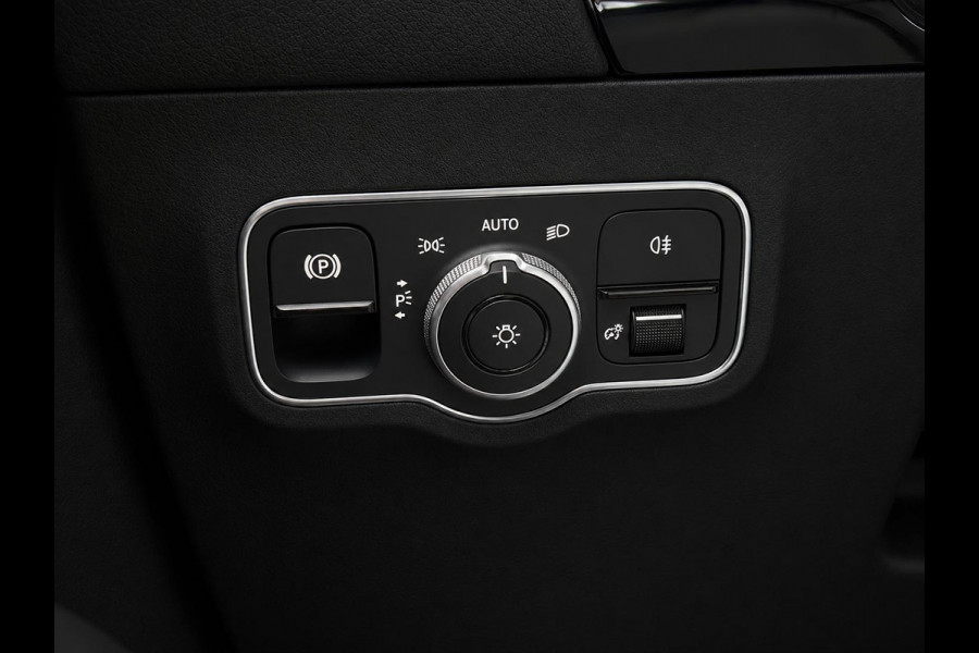 Mercedes-Benz GLA 200 AMG Line Business Solution Automaat Panoramadak Camera Navigatie Stoelverwarming Ambient Lighting Carbon Interior Pack Keyles Entry