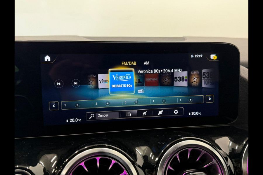 Mercedes-Benz GLA 200 AMG Line Business Solution Automaat Panoramadak Camera Navigatie Stoelverwarming Ambient Lighting Carbon Interior Pack Keyles Entry