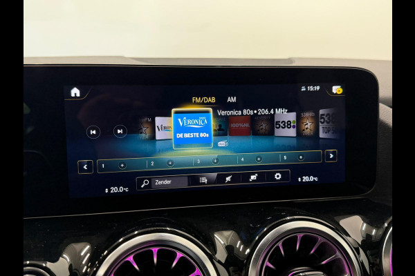 Mercedes-Benz GLA 200 AMG Line Business Solution Automaat Panoramadak Camera Navigatie Stoelverwarming Ambient Lighting Carbon Interior Pack Keyles Entry