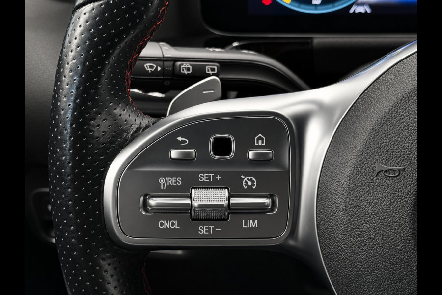 Mercedes-Benz GLA 200 AMG Line Business Solution Automaat Panoramadak Camera Navigatie Stoelverwarming Ambient Lighting Carbon Interior Pack Keyles Entry