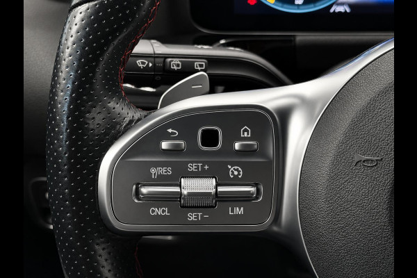 Mercedes-Benz GLA 200 AMG Line Business Solution Automaat Panoramadak Camera Navigatie Stoelverwarming Ambient Lighting Carbon Interior Pack Keyles Entry