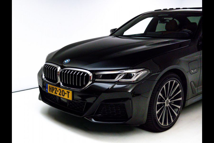 BMW 5 Serie 545e xDrive M-Sport | Open Dak | Trekhaak elec. | 360 Camera | Stoel- & Stuurverwarming | Adaptieve Cruise | Lederen bekleding, Comfortstoelen, Electrosche verstelbare voorstoelen