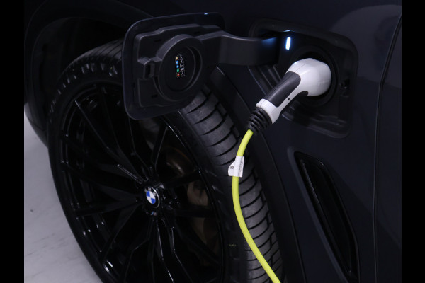 BMW X5 xDrive45e Sport [PANORAMADAK, HARMAN KARDON, TREKHAAK, LUCHTVERING, APPLE CARPLAY, ANDROID AUTO, MEMORY SEATS, M SPORT VELG, CAMERA, NIEUWSTAAT]