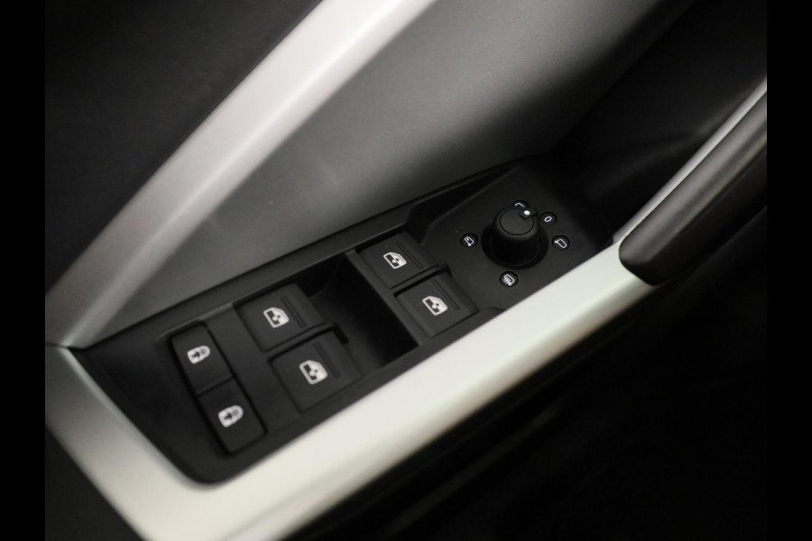Audi Q3 35 TFSI Pro Line 150pk | Navigatie | Lederen bekleding | Elektrisch verstelbare voorstoelen | Parkeersensoren voor en achter |