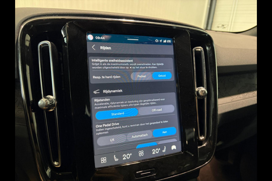 Volvo XC40 Recharge Extened Range 82 kWh Parkeercamera Google 252pk