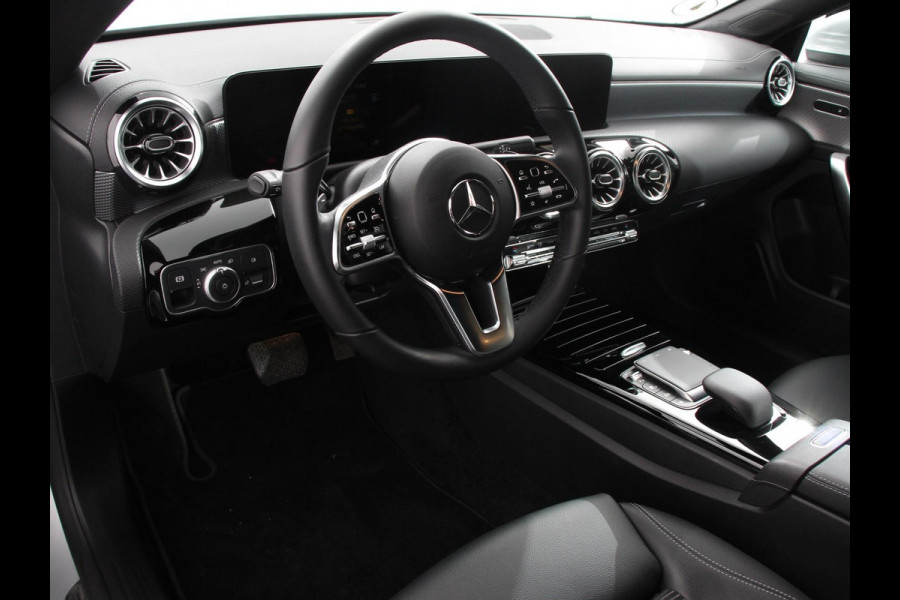 Mercedes-Benz CLA-Klasse Shooting Brake 200 Progressive Premium Climate control Parkeersensoren Achteruitrij camera verwarmde voorstoelen Navigatie Cruise control Lane assist LED
