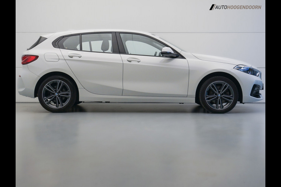 BMW 1-serie 118i Business Edition Plus Sport (DIGITAAL COCKPIT,KEYLESS,SPORTSTOELEN,LED,CLIMATE,APPLE CARPLAY,PARKEERSENSOR)