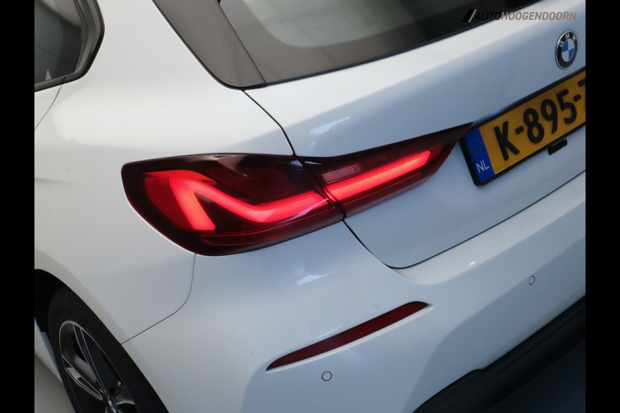 BMW 1-serie 118i Business Edition Plus Sport (DIGITAAL COCKPIT,KEYLESS,SPORTSTOELEN,LED,CLIMATE,APPLE CARPLAY,PARKEERSENSOR)