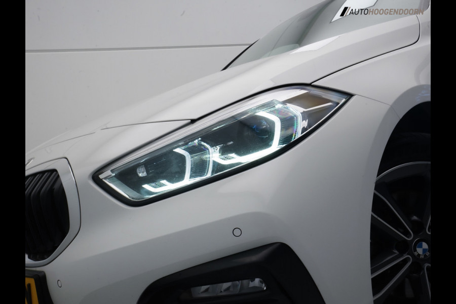 BMW 1-serie 118i Business Edition Plus Sport (DIGITAAL COCKPIT,KEYLESS,SPORTSTOELEN,LED,CLIMATE,APPLE CARPLAY,PARKEERSENSOR)