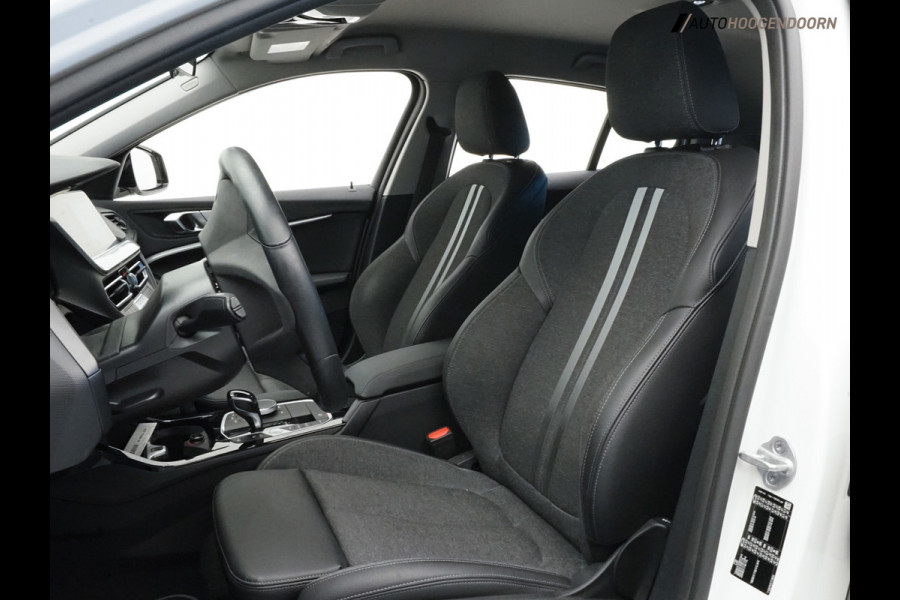BMW 1-serie 118i Business Edition Plus Sport (DIGITAAL COCKPIT,KEYLESS,SPORTSTOELEN,LED,CLIMATE,APPLE CARPLAY,PARKEERSENSOR)