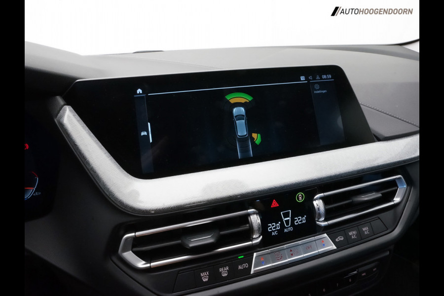 BMW 1-serie 118i Business Edition Plus Sport (DIGITAAL COCKPIT,KEYLESS,SPORTSTOELEN,LED,CLIMATE,APPLE CARPLAY,PARKEERSENSOR)