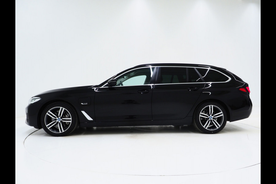 BMW 5 Serie Touring 530e | Leder | Trekhaak | Keyless | Camera | Sfeerlicht | Dodehoek | Cruise | Carplay