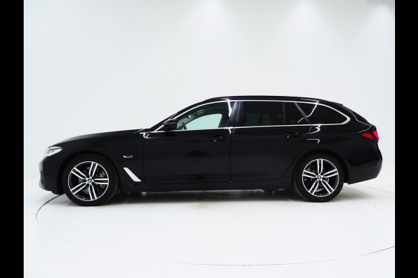 BMW 5 Serie Touring 530e | Leder | Trekhaak | Keyless | Camera | Sfeerlicht | Dodehoek | Cruise | Carplay