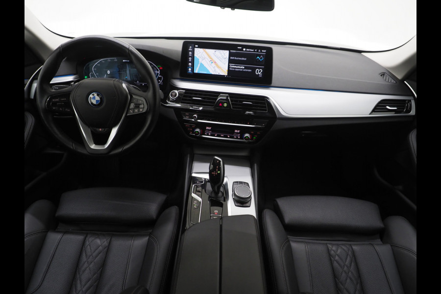 BMW 5 Serie Touring 530e | Leder | Trekhaak | Keyless | Camera | Sfeerlicht | Dodehoek | Cruise | Carplay