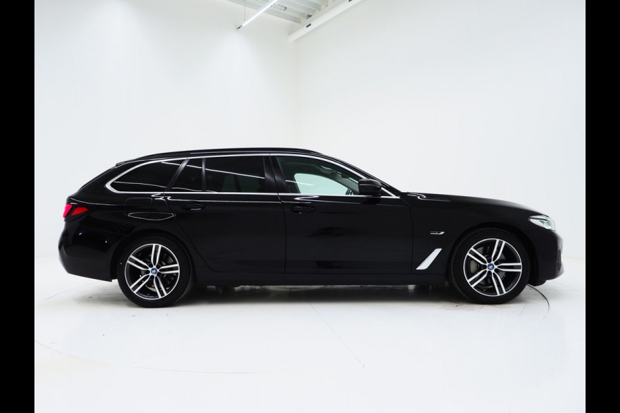 BMW 5 Serie Touring 530e | Leder | Trekhaak | Keyless | Camera | Sfeerlicht | Dodehoek | Cruise | Carplay