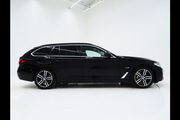 BMW 5 Serie Touring 530e | Leder | Trekhaak | Keyless | Camera | Sfeerlicht | Dodehoek | Cruise | Carplay