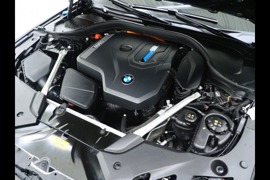 BMW 5 Serie Touring 530e | Leder | Trekhaak | Keyless | Camera | Sfeerlicht | Dodehoek | Cruise | Carplay