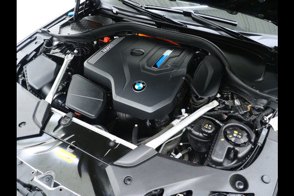 BMW 5 Serie Touring 530e | Leder | Trekhaak | Keyless | Camera | Sfeerlicht | Dodehoek | Cruise | Carplay
