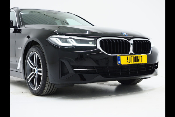 BMW 5 Serie Touring 530e | Leder | Trekhaak | Keyless | Camera | Sfeerlicht | Dodehoek | Cruise | Carplay