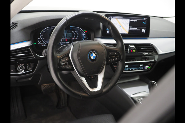 BMW 5 Serie Touring 530e | Leder | Trekhaak | Keyless | Camera | Sfeerlicht | Dodehoek | Cruise | Carplay