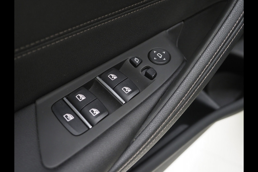 BMW 5 Serie Touring 530e | Leder | Trekhaak | Keyless | Camera | Sfeerlicht | Dodehoek | Cruise | Carplay