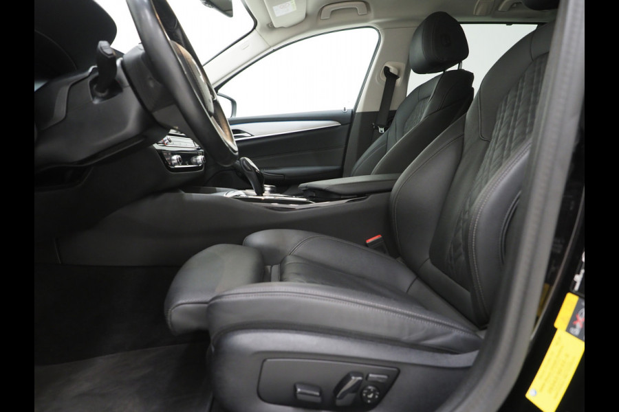 BMW 5 Serie Touring 530e | Leder | Trekhaak | Keyless | Camera | Sfeerlicht | Dodehoek | Cruise | Carplay