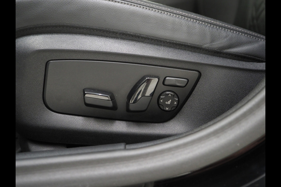 BMW 5 Serie Touring 530e | Leder | Trekhaak | Keyless | Camera | Sfeerlicht | Dodehoek | Cruise | Carplay