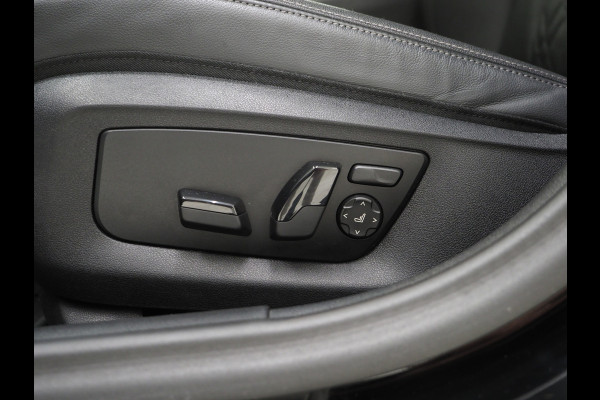 BMW 5 Serie Touring 530e | Leder | Trekhaak | Keyless | Camera | Sfeerlicht | Dodehoek | Cruise | Carplay