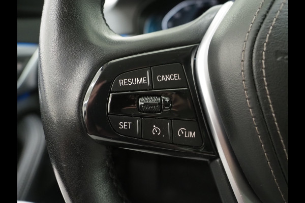 BMW 5 Serie Touring 530e | Leder | Trekhaak | Keyless | Camera | Sfeerlicht | Dodehoek | Cruise | Carplay