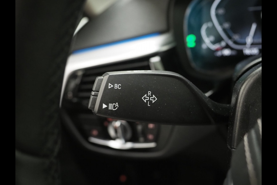 BMW 5 Serie Touring 530e | Leder | Trekhaak | Keyless | Camera | Sfeerlicht | Dodehoek | Cruise | Carplay